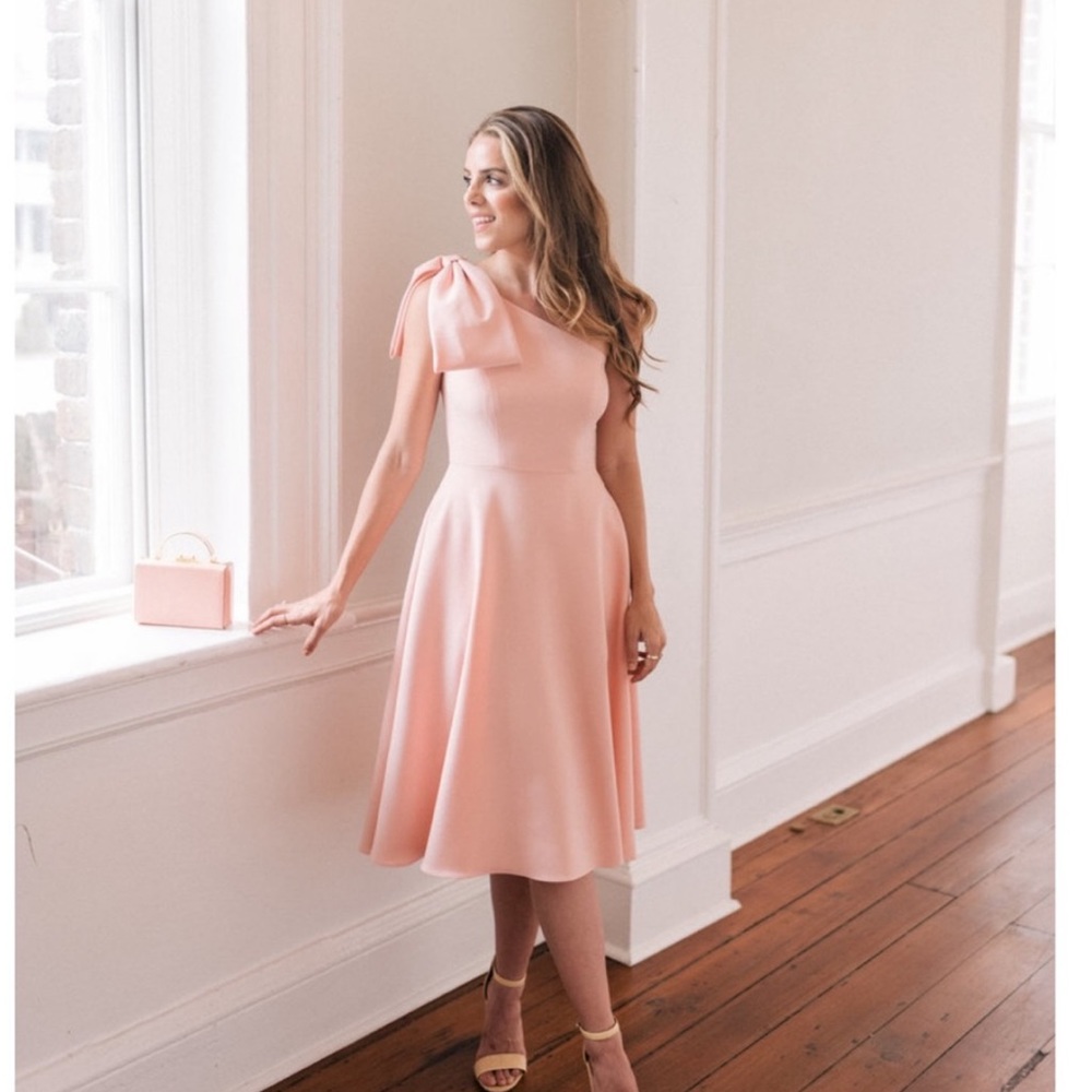 Elegant Gal Meets Glam Yvonne Dress in Peach